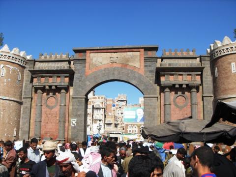 https://commons.wikimedia.org/wiki/File:Bab_Al_Yemen_in_Sana%27a.JPG